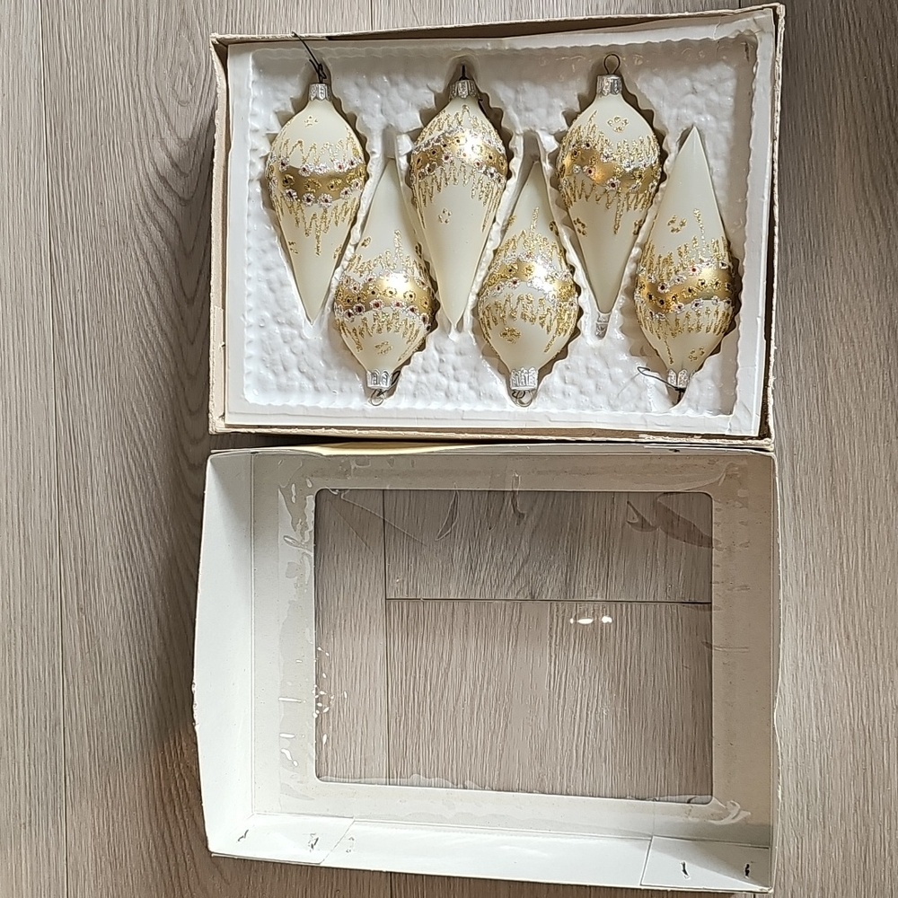 Vintage 70s Christmas Classics Set Of 6 Glass Teardrop White Ornaments - Picture 7 of 14